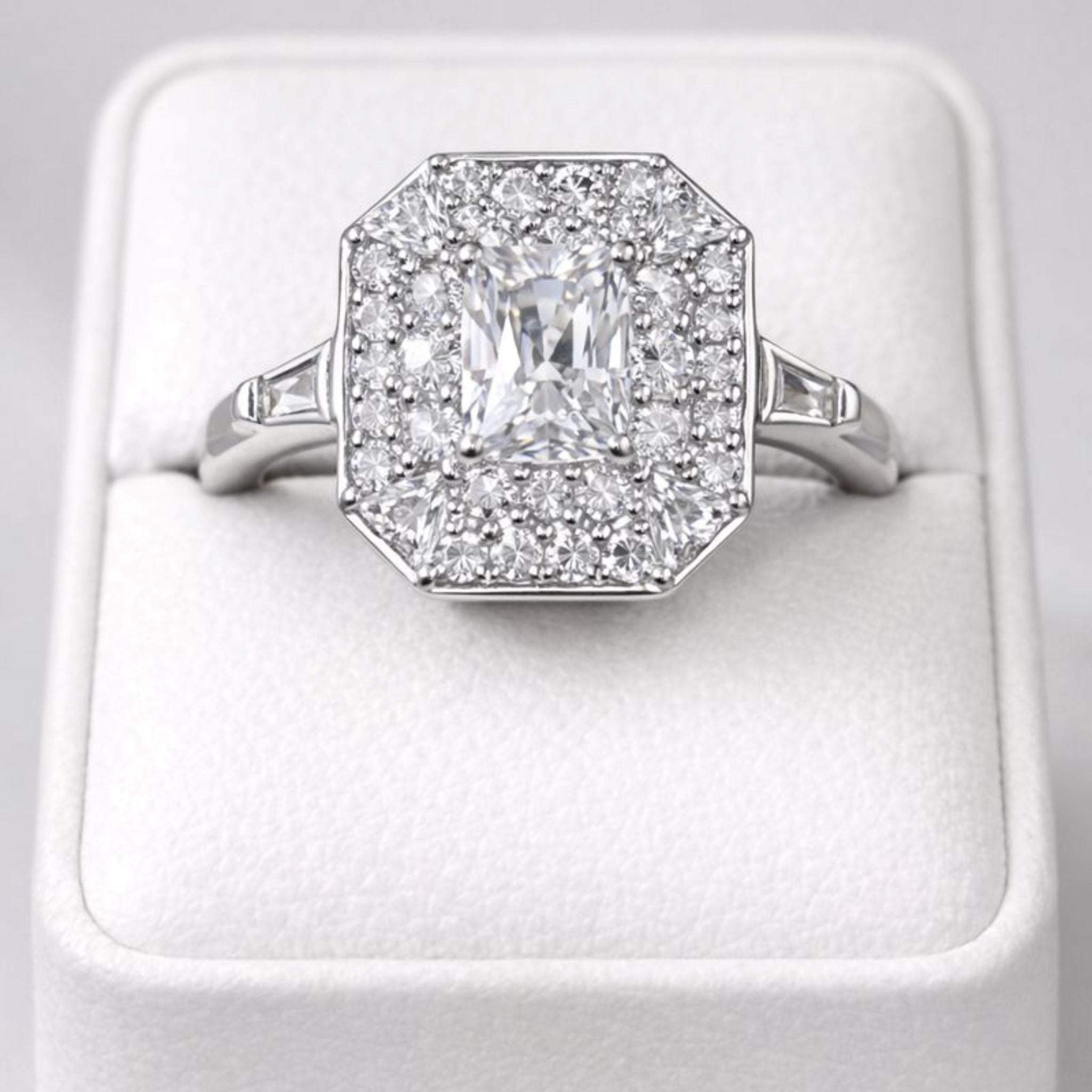 La bague Christina de Tocara est un bijou somptueux en argent sterling- Double Halo DiAmi  T.10