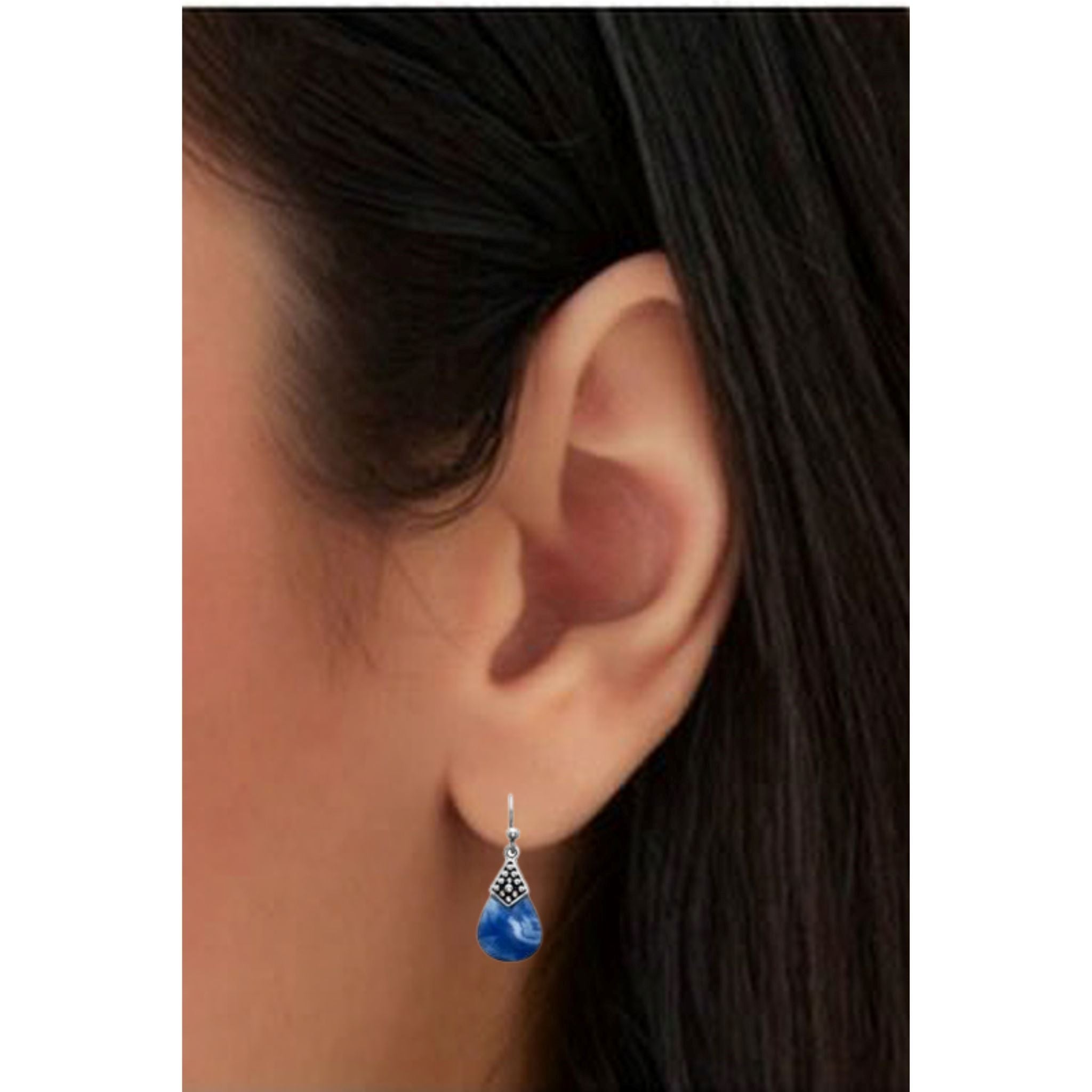 Boucles d'oreilles à crochets Shelsey Tocara, pierre sodalite bleue et acier inoxydable. Naturelles et élégantes.