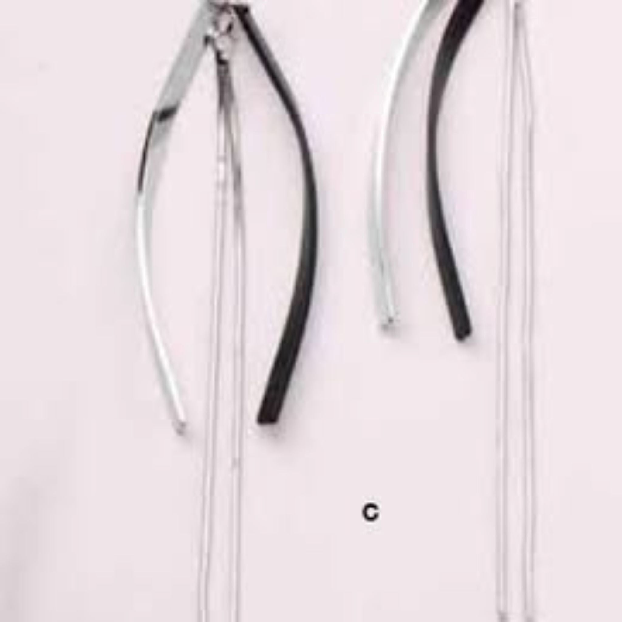 Boucles d'oreilles Dominique de Tocara sont de longues boucles minimalistes à crochets