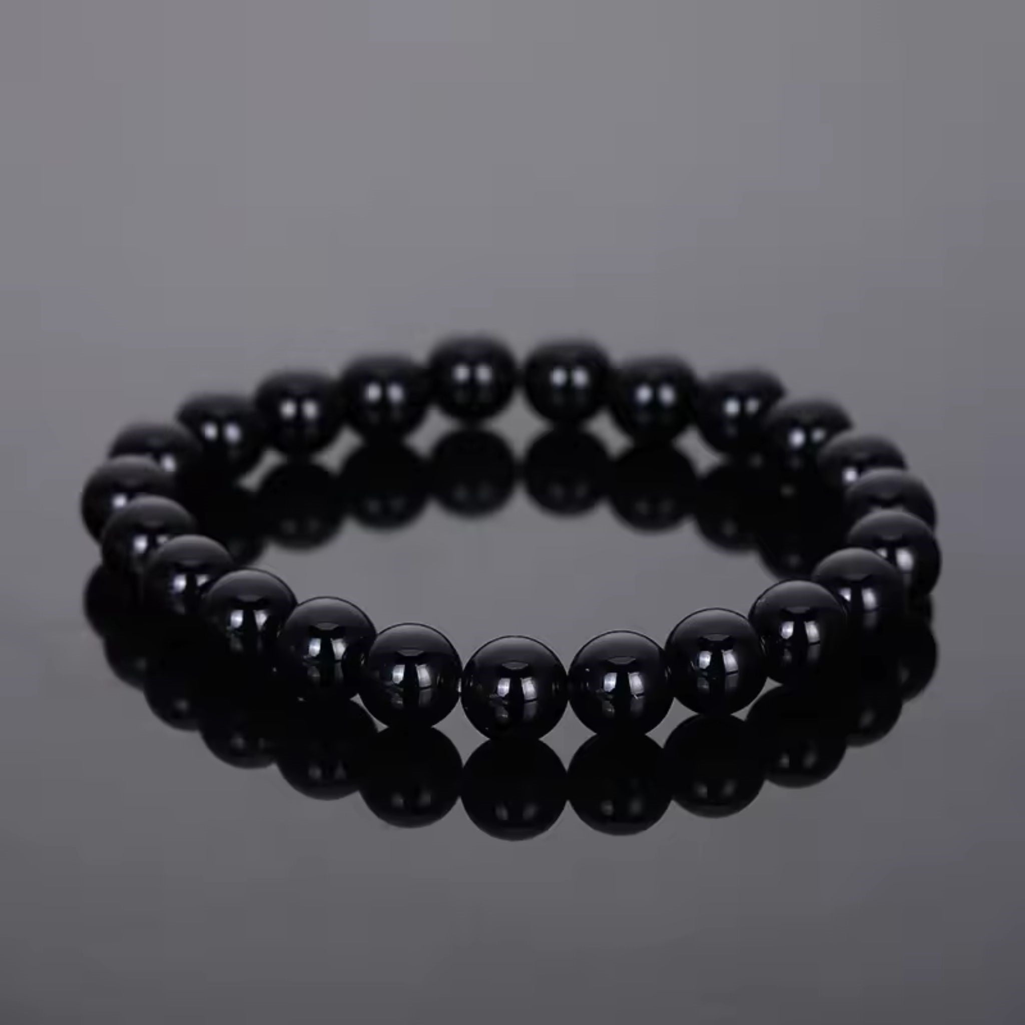 Un bracelet en perles rondes d'améthyste synthétique