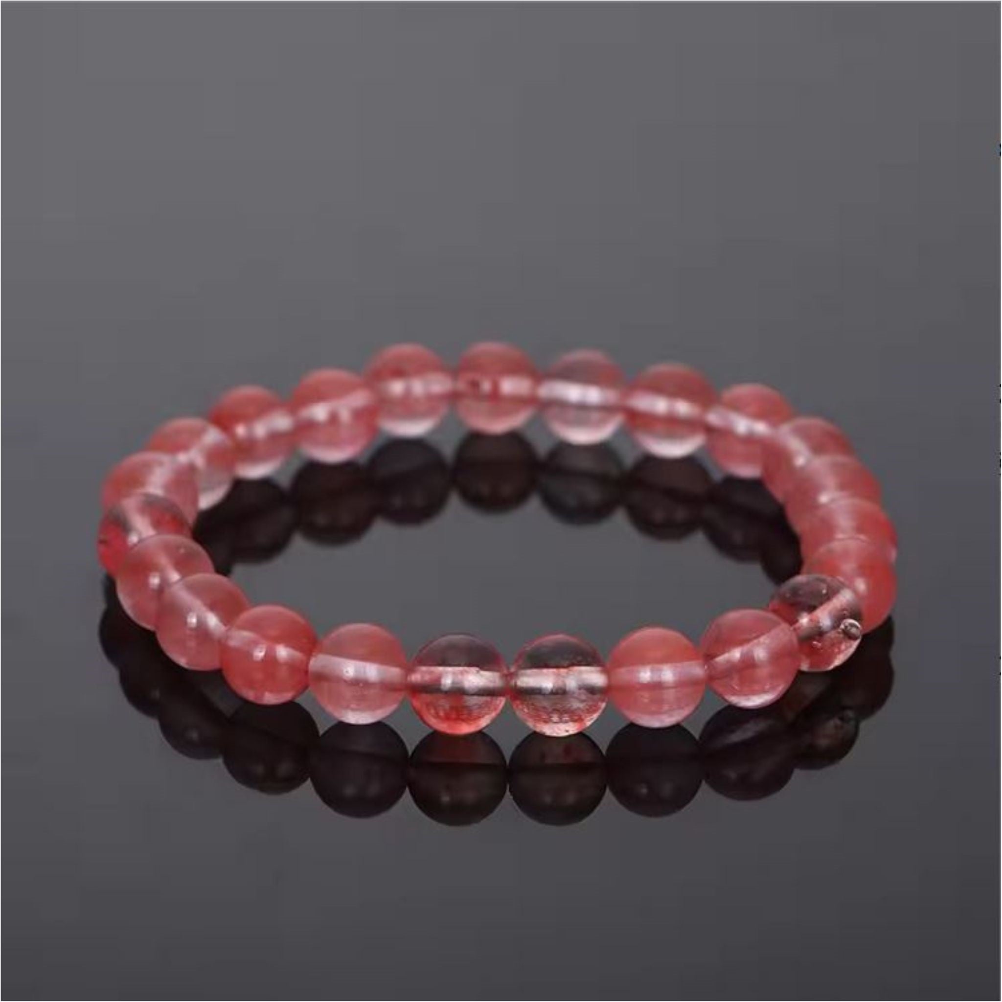 Bracelet en perles synthétiques jade rouge. Rose rouge translucide. Bijou élégant. S'adapte à tous les poignets. Élastique ajustable