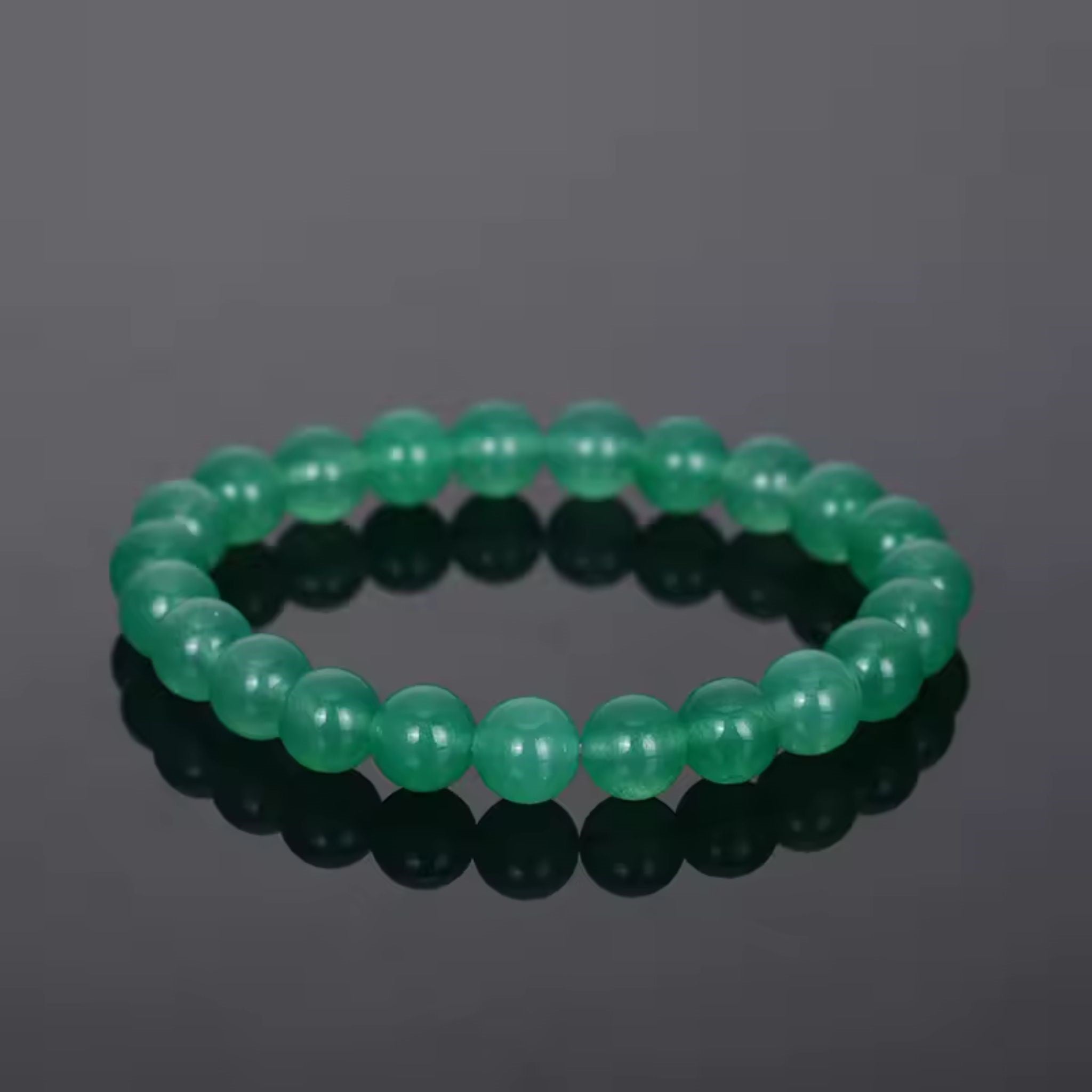 Bracelet en perles synthétiques jade vert. Vert émeraude lumineux. Bijou élégant. S'adapte à tous les poignets. Élastique ajustable