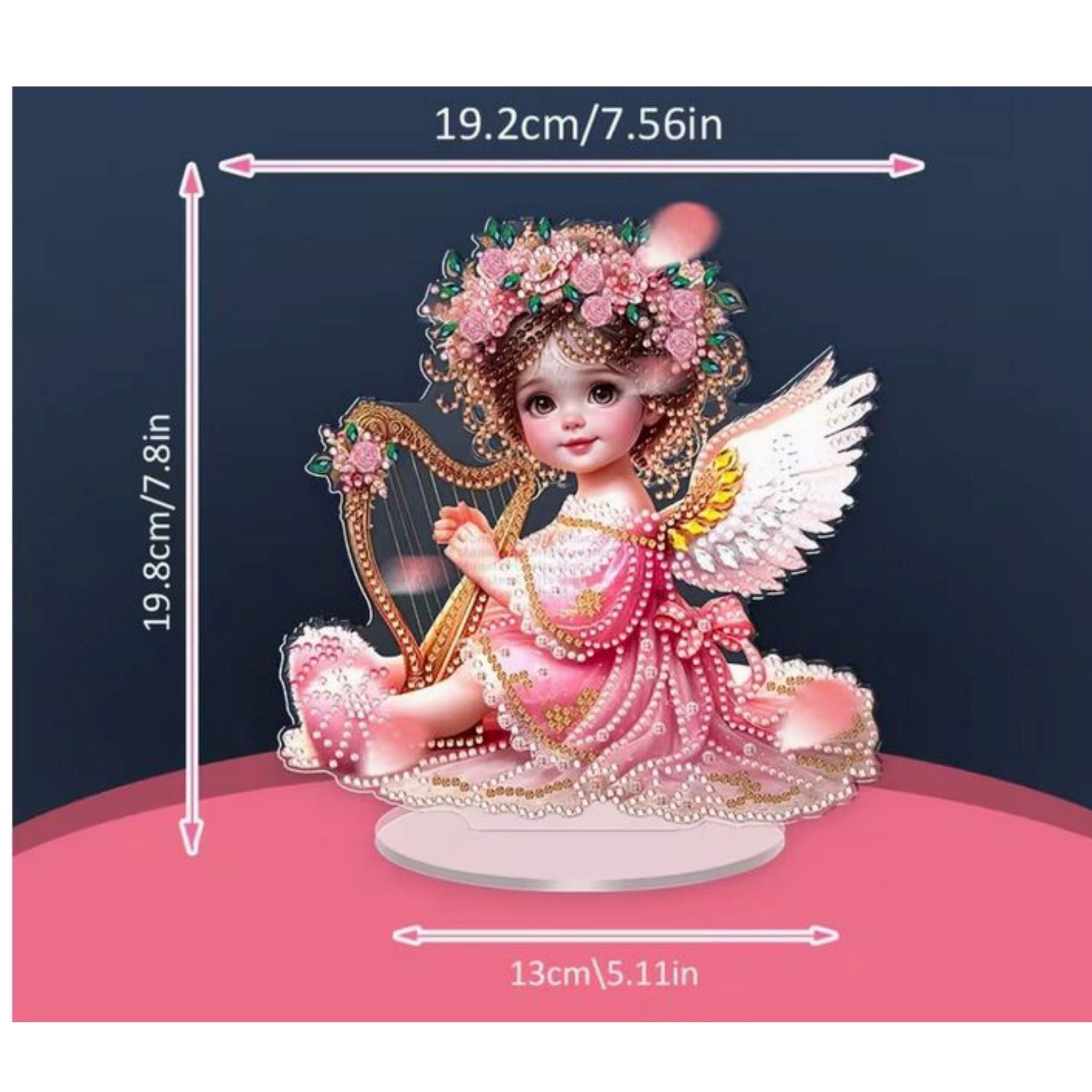 Grandeur Une adorable ange aux ailes blanches en robe rose jouant de la harpe Diamond Painting 2D  19 par 20cm 