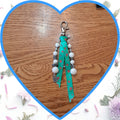 Porte-clé Ruban Fleuri Turquoise et Perles Blanches - Fait Main - Art & Trésorts